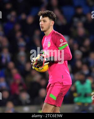 James Trafford le gardien de but de Burnley lors du match de Premier League entre Brighton et Hove Albion et Burnley à l'American Express Stadium , Brighton , Royaume-Uni - 9 décembre 2023 photo Simon Dack / Téléphoto Images à usage éditorial uniquement. Pas de merchandising. Pour les images de football des restrictions FA et Premier League s'appliquent inc. Aucune utilisation Internet/mobile sans licence FAPL - pour plus de détails contacter football Dataco Banque D'Images