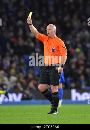 L'arbitre Simon Hooper brandit un carton jaune lors du match de Premier League entre Brighton et Hove Albion et Burnley à l'American Express Stadium , Brighton , Royaume-Uni - 9 décembre 2023 photo Simon Dack / Téléphoto Images à usage éditorial seulement. Pas de merchandising. Pour les images de football des restrictions FA et Premier League s'appliquent inc. Aucune utilisation Internet/mobile sans licence FAPL - pour plus de détails contacter football Dataco Banque D'Images