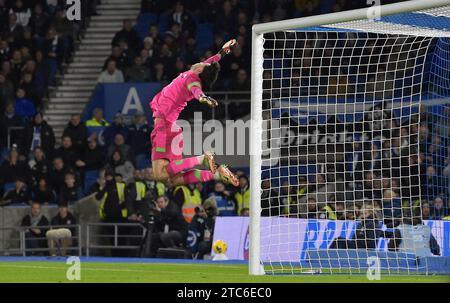 James Trafford le gardien de but de Burnley fait un super sauvetage de plongée lors du match de Premier League entre Brighton et Hove Albion et Burnley à l'American Express Stadium , Brighton , Royaume-Uni - 9 décembre 2023 Banque D'Images