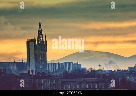 Glasgow, Écosse, Royaume-Uni. 11 décembre 2023. UK Météo : Cloudy Dawn a vu une misérable journée humide et venteuse sur l'ouest de la ville. Comme la tour gothique de glasgow universityin l'extrémité ouest a le point culminant dans le centre de l'écosse, la colline tinto, quarante miles de distance et connu comme le mont Doom en raison des sacrifices humains druides par le feu en arrière-plan. Crédit Gerard Ferry/Alamy Live News Banque D'Images