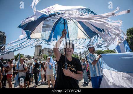 Buenos Aires, Argentine. 10 décembre 2023. Les partisans de Milei lors de son investiture à proximité du Congrès national. Buenos Aires Argentine, le 10 décembre 2023. Photo Frederico Gross/Faro/ABACAPRESS.COM crédit : Abaca Press/Alamy Live News Banque D'Images