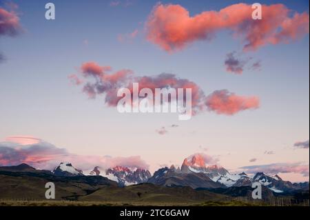 Nuages dérivant au-dessus du mont Fitzroy au lever du soleil dans le parc national Los Glaciares, Chalten, Argentine. Banque D'Images