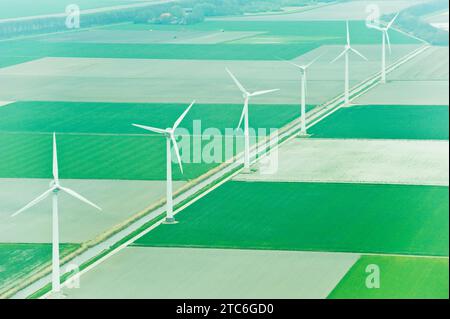 Regardant vers le bas sur les champs de tulipes et les éoliennes depuis un avion, Hollande, pays-Bas. Banque D'Images