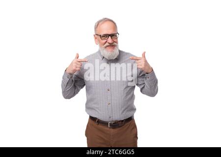 portrait de charmant homme d'affaires âgé de 60 ans avec moustache et barbe grise portant des lunettes Banque D'Images