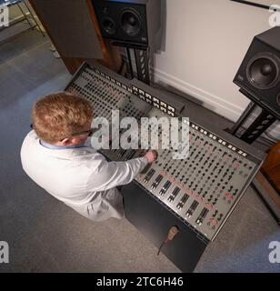 Bonhams, Knightsbridge, Londres, Royaume-Uni. 11 décembre 2023. Vente du son des Beatles. Abbey Road, le dernier album enregistré par les Beatles, est l’un des albums les plus révolutionnaires de tous les temps. La console d’enregistrement Beatles Abbey Road est proposée pour la première fois aux enchères dans la vente dédiée de Bonhams, Sound of the Beatles : The Abbey Road Console, le jeudi 14 décembre à Bonhams, estimation sur demande mais attendue en sept chiffres. Crédit : Malcolm Park/Alamy Live News Banque D'Images