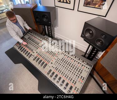 Bonhams, Knightsbridge, Londres, Royaume-Uni. 11 décembre 2023. Vente du son des Beatles. Abbey Road, le dernier album enregistré par les Beatles, est l’un des albums les plus révolutionnaires de tous les temps. La console d’enregistrement Beatles Abbey Road est proposée pour la première fois aux enchères dans la vente dédiée de Bonhams, Sound of the Beatles : The Abbey Road Console, le jeudi 14 décembre à Bonhams, estimation sur demande mais attendue en sept chiffres. Crédit : Malcolm Park/Alamy Live News Banque D'Images