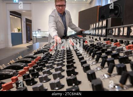 Bonhams, Knightsbridge, Londres, Royaume-Uni. 11 décembre 2023. Vente du son des Beatles. Abbey Road, le dernier album enregistré par les Beatles, est l’un des albums les plus révolutionnaires de tous les temps. La console d’enregistrement Beatles Abbey Road est proposée pour la première fois aux enchères dans la vente dédiée de Bonhams, Sound of the Beatles : The Abbey Road Console, le jeudi 14 décembre à Bonhams, estimation sur demande mais attendue en sept chiffres. Crédit : Malcolm Park/Alamy Live News Banque D'Images