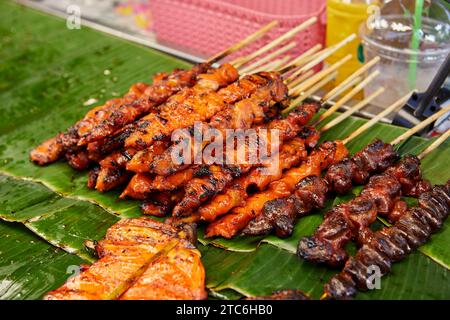 Tas de brochettes grillées d'abats de poulet pour manger dans la rue Banque D'Images