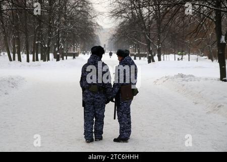 Saint-Pétersbourg, Russie. 10 décembre 2023. Les employés du Service fédéral des troupes de la Garde nationale assurent la sécurité au parc de la victoire de Moscou à Saint-Pétersbourg. Crédit : SOPA Images Limited/Alamy Live News Banque D'Images