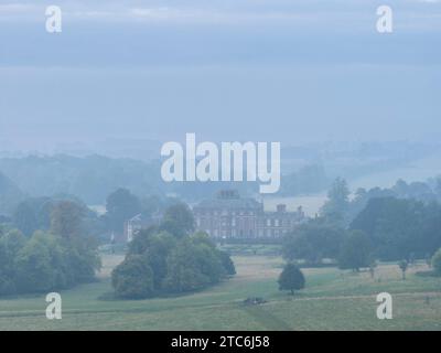 Wimpole Hall un matin d'automne brumeux, Cambridgeshire, Angleterre. Automne (septembre) 2023. Banque D'Images