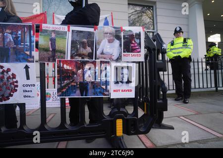 Londres Royaume-Uni. 11 décembre 2023. Des photos des personnes endeuillées sont exposées à l'extérieur du centre d'audition de la commission d'enquête Covid, dans le centre de Londres, alors que le Premier ministre Rishi Sunak témoigne aujourd'hui pendant son mandat de chancelier de l'Échiquier. Crédit : amer ghazzal/Alamy Live News . Banque D'Images