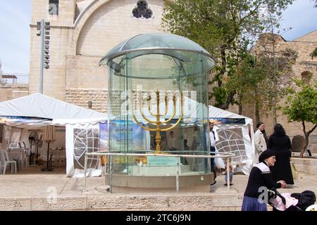 Jérusalem - Israël : avril 2022. Menorah dorée - copie d'une utilisée dans le second Temple dans le quartier juif. Banque D'Images