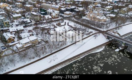 Photographie drone d'un petit parc dans une ville pendant la journée d'hiver Banque D'Images