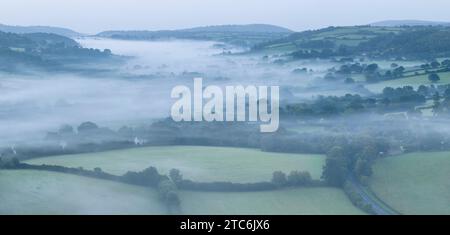 Campagne vallonnée entourée de brume près de Chagford dans le parc national de Dartmoor, Devon, Angleterre. Automne (septembre) 2023. Banque D'Images