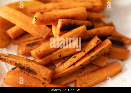 gros plan de carottes orange cuites sur une assiette blanche Banque D'Images