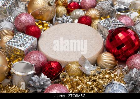 Podium avec décorations de Noël. Vue de dessus présentoir de pied rond vide pour la présentation du produit. Rotation de l'arrière-plan des décorations de Noël. Nouvel an S. Banque D'Images