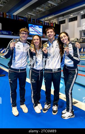 Nicolo Martinenghi, Silvia Di Pietro, Lorenzo Mora et Jasmine Nocentini d’Italie montrent la médaille d’or après avoir participé à la finale mixte 4x50m du Relais Medley lors des Championnats d’Europe de natation sur parcours court au Complex Olimpic de Natație Otopeni à Otopeni (Roumanie), le 10 décembre 2023. Banque D'Images