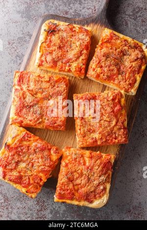 Sfincione Siciliano est une pizza de style sicilien garnie de chapelure croustillante, fromage râpé et gros plan à l'origan sur la planche de bois sur la table. Ver Banque D'Images