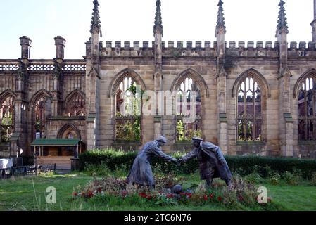 Trêve de Noël (1914) Monument commémoratif de guerre, église de St. Luke or Bombed-Out Church (1811-1832) par John Foster, SR & Jr, Liverpool Angleterre Royaume-Uni Banque D'Images