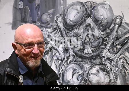 Le peintre tchèque Michael Rittstein lors d'une visite guidée de presse de son exposition pieds sur la table au musée Kampa à Prague, République tchèque, le 8 décembre 2023. Michael Rittstein est l'un des principaux représentants de la peinture figurative expressive tchèque. Il a dirigé l'atelier de peinture de l'Académie des Beaux-Arts de Prague pendant dix-sept ans. Son travail est représenté au Musée Albertina de Vienne, au Centre Pompidou de Paris, au Musée d’Art Danubiana Meulensteen de Bratislava et à la Galerie nationale de Prague. (Photo CTK/Michal Kamaryt) Banque D'Images