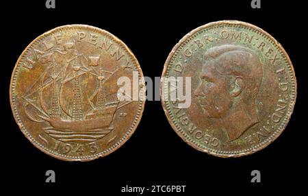 Un fond noir avec une pièce d'un demi-penny avec le roi George VI sur la face de la pièce Banque D'Images