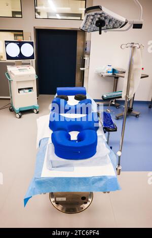 Rendsburg, Allemagne. 29 novembre 2023. Une salle d'opération est préparée pour une opération dans le centre chirurgical de la Schön Klinik. Crédit : Frank Molter/dpa/Alamy Live News Banque D'Images