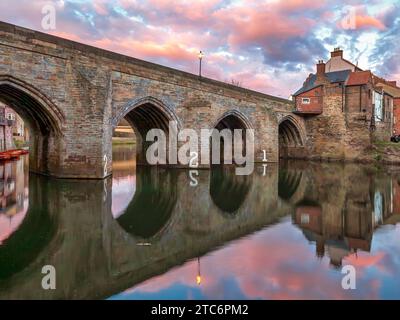 Une vue au coucher du soleil d'Elvet Bridge dans la ville de Durham se reflète dans la rivière Wear regardant en amont Banque D'Images