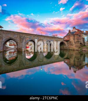 Une vue au coucher du soleil d'Elvet Bridge dans la ville de Durham se reflète dans la rivière Wear regardant en amont Banque D'Images