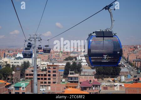 Téléphérique Gondolas du système de téléphérique mi Teleferico au-dessus de la Paz, Bolivie, 10 octobre 2023. Banque D'Images