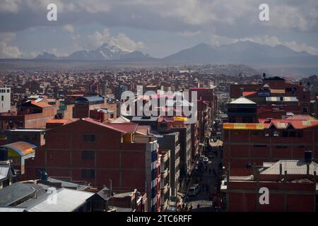 Vue sur la ville depuis le mi Teleferico, le système de téléphérique de la Paz, avec les montagnes des Andes derrière. La Paz, Bolivie, 10 octobre 2023. Banque D'Images