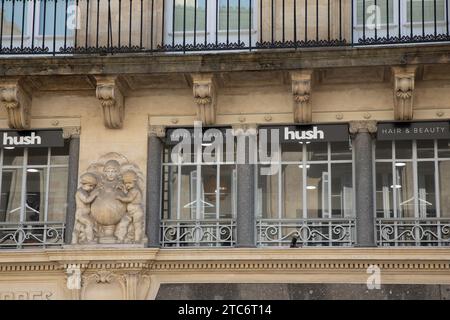 Bordeaux , France - 11 09 2023 : Hush cheveux et beauté logo marque et signe de texte devant la façade locale salon de coiffure salon de coiffure salon de coiffure Banque D'Images