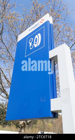 Bordeaux , France - 11 07 2023 : marque logo vinci autoroutes et panneau de signalisation sur la station de gonflage des voitures à panneaux Banque D'Images