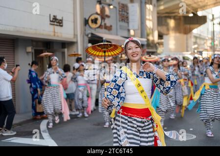 Osaka, Japon - 25 2023 juillet : Festival Tenjin Matsuri. Danseurs parapluie marchant dans les rues. Banque D'Images