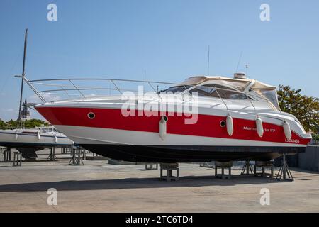 Bordeaux , France - 11 20 2023 : marque Beneteau Monte Carlo 37 signe et logo texte sur bateau neuf moderne à vendre Banque D'Images