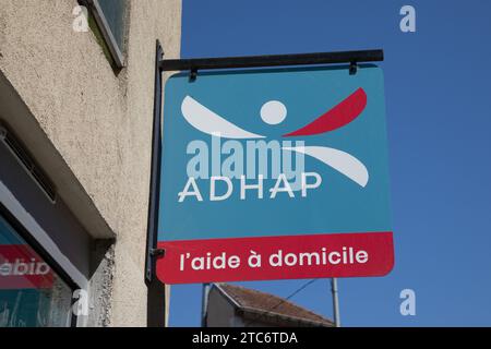 Bordeaux , France - 11 20 2023 : marque ADHAP façade logo et signe texte d'une société française d'assistance personnelle Banque D'Images