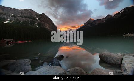 Lever du soleil à Lake Louise Banque D'Images