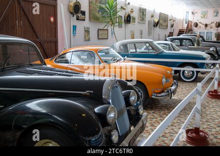 Talmont , France - 09 28 2023 : volkswagen kg 14 karmann ghia et talbot vieille voiture rétro vintage en véhicule français dans la ville musée talmont vendée france Banque D'Images