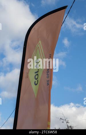 Bordeaux , France - 10 06 2023 : logo de la marque Colas et signe textuel sur le drapeau de l'entreprise routière d'infrastructure de chantier Banque D'Images