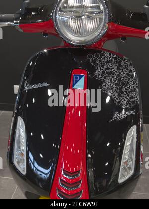 Bordeaux , France - 12 04 2023 : vespa Mickey souris édition limitée signe de texte sur panneau avec logo de la marque sur le nouveau style rétro moderne de scooter vintage lo Banque D'Images