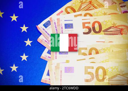 Drapeau italien avec billets en euros et drapeau européen sur un côté. Banque D'Images