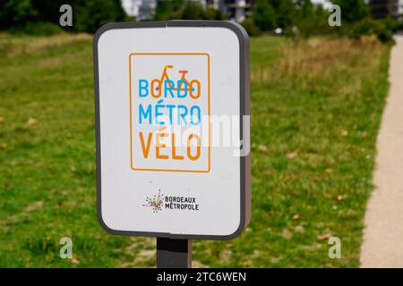 Bordeaux , France - 11 09 2023 : bordo metro velo cyclistes signes de voie piste cyclable bordeaux panneau de ville montrant un panneau de signalisation cyclable Banque D'Images