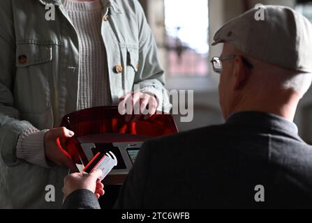 Leer, Allemagne. 14 novembre 2023. Les dons peuvent maintenant être faits par carte au service religieux de l'Église protestante réformée à Loga. Le sac de cloche numérique est actuellement testé et est actuellement unique en Basse-Saxe. Crédit : Lars Penning/dpa/Alamy Live News Banque D'Images