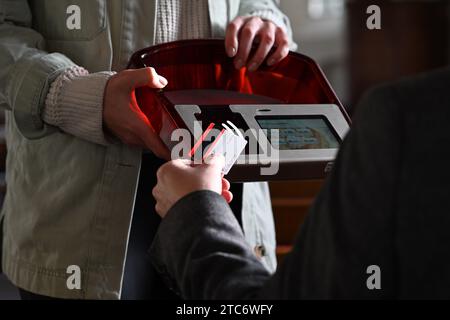 Leer, Allemagne. 14 novembre 2023. Les dons peuvent maintenant être faits par carte au service religieux de l'Église protestante réformée à Loga. Le sac de cloche numérique est actuellement testé et est actuellement unique en Basse-Saxe. Crédit : Lars Penning/dpa/Alamy Live News Banque D'Images