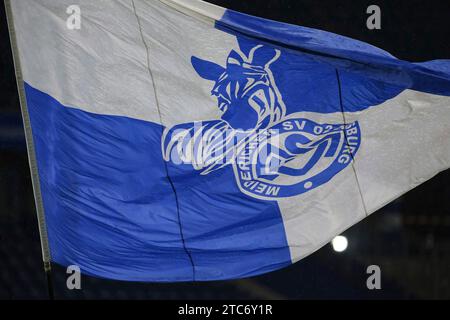 v.li. : Eine Fahne mit dem logo des MSV Duisburg, Flagge, Vereinslogo, DIE DFB-RICHTLINIEN UNTERSAGEN JEGLICHE NUTZUNG VON FOTOS ALS SEQUENZBILDER UND/ODER VIDEOÄHNLICHE FOTOSTRECKEN. LA RÉGLEMENTATION DFB INTERDIT TOUTE UTILISATION DE PHOTOGRAPHIES COMME SÉQUENCES D'IMAGES ET/OU QUASI-VIDÉO., 10.12.2023, Duisburg (Deutschland), Fussball, Google Pixel Frauen-Bundesliga, MSV Duisburg - SV Werder Bremen Banque D'Images