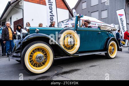 HERBSTMESSE Rafz Ein Humber 16/50 Saloon Cabrio mit Baujahr 1930 fährt während dem Oldtimercorso an der HERBSTMESSE Rafz durch die Zürcher Unterlandgemeinde. Rafz, Schweiz, 25.09.2022 *** Rafz Autumn Fair Un cabriolet Humber 16 50 Saloon construit en 1930 trajets à travers la municipalité de Zurich Unterland de Rafz, Suisse, 25 09 2022 pendant le défilé de voitures anciennes à la Foire d'automne Rafz crédit : Imago/Alamy Live News Banque D'Images