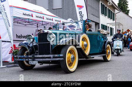 HERBSTMESSE Rafz Ein Humber 16/50 Saloon Cabrio mit Baujahr 1930 fährt während dem Oldtimercorso an der HERBSTMESSE Rafz durch die Zürcher Unterlandgemeinde. Rafz, Schweiz, 25.09.2022 *** Rafz Autumn Fair Un cabriolet Humber 16 50 Saloon construit en 1930 trajets à travers la municipalité de Zurich Unterland de Rafz, Suisse, 25 09 2022 pendant le défilé de voitures anciennes à la Foire d'automne Rafz crédit : Imago/Alamy Live News Banque D'Images