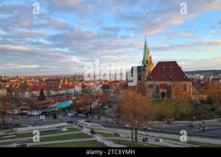 Erfurt Erfurt Thueringen, Deutschland, 10.12.2023 Blick von der Zitadelle auf den Weihnachtsmarkt, den Dom St Marien und die Stadt Erfurt Erfurt Thueringen, Deutschland, 10.12.2023 *** Erfurt Erfurt Thuringe, Allemagne, 10 12 2023 vue de la citadelle au marché de Noël, St.. Cathédrale de Marys et ville d'Erfurt Erfurt Thuringe, Allemagne, 10 12 2023 Copyright : xAugstx/xEibner-Pressefotox EP jat crédit : Imago/Alamy Live News Banque D'Images