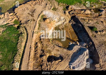 Vue depuis une altitude élevée d'une carrière de pierre concassée et de gravier Banque D'Images