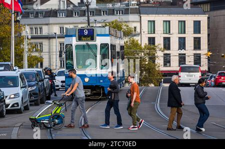 Stadtverkehr Ein Tram des Typ BE 4/6, Tram 2000 der Verkehrsbetriebe Zürich VBZ fährt in der Stadt Zürich über die Quaibrücke in Richtung Bürkliplatz. Endstation der VBZ-Tramlinie 9 ist das Heuried. VOR dem Tram läufen Fussgänger durch. Zürich, Schweiz, 29.10.2022 *** trafic urbain Un tramway de type BE 4 6, tram 2000 de la compagnie de transports publics de Zurich VBZ circule dans la ville de Zurich sur le Quaibrücke en direction de Bürkliplatz le terminus de la ligne 9 du tramway VBZ est Heuried piétons marchent devant le tramway à travers Zurich, Suisse, 29 10 2022 Banque D'Images