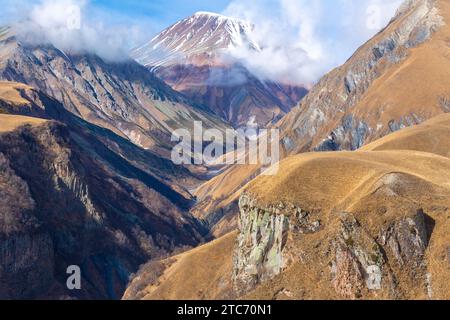 La vue magnifique sur la montagne Kazbegi depuis un point de vue à Gudauri, Géorgie Banque D'Images